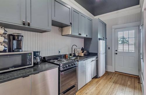 Savannah Victorian District Casa | Downtown Historic 4BR Home – Porch, Courtyard & Charm, Walk to Forsyth Park