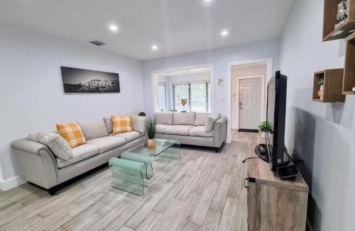 Little Ranches Casa | Downtown Hollywood - 3 miles to Beach - Sleeps 8