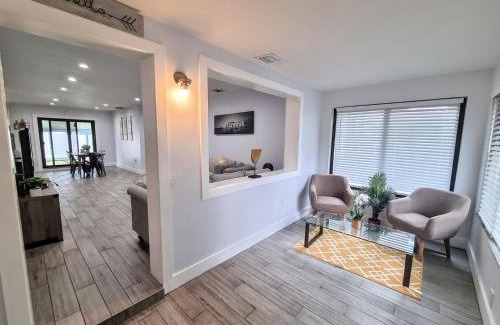 Little Ranches Casa | Downtown Hollywood - 3 miles to Beach - Sleeps 8