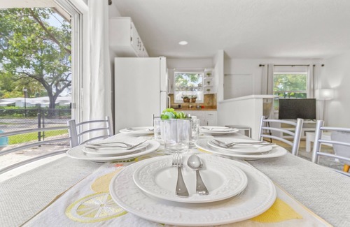 Parkside Casa | Downtown Hollywood: Guitar and 5 mins to Beach!