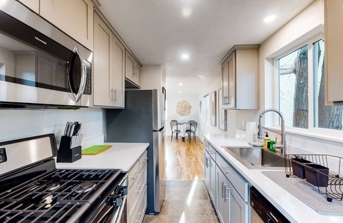 Eugene Casa | Downtown home base with W/D & deck - walk to University of Oregon & dog-friendly