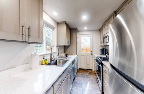 Eugene Casa | Downtown home base with W/D & deck - walk to University of Oregon & dog-friendly