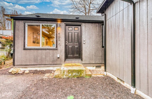 Eugene Casa | Downtown home base with W/D & deck - walk to University of Oregon & dog-friendly