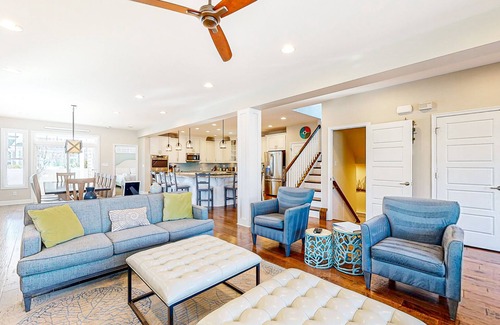 Country Club Estates Casa | Downtown home near the ocean with enclosed yard, WiFi, AC & beach gear - dogs OK