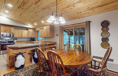 McCall Cabina | El centro de McCall casa w / cubierta cubierta y parrilla para pastelitos!