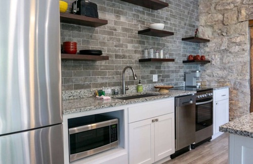 Eureka Springs Historic District Casa | Downtown+HotTub+Wifi+FreeParking Entire Building @151 Spring