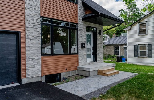 Belleville Casa | Downtown House 3BDR 2Bath BBQ HDTV Wi-Fi Balcony Sleeps up to 6
