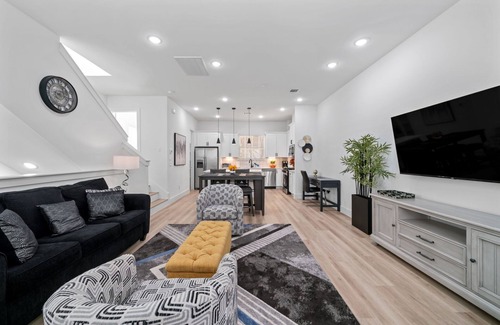 South Central Houston Casa | Downtown Houston New House!