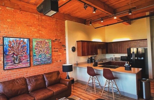 Downtown Rochester Apartamento | Downtown Industrial 1-Bedroom Post and Beam Loft Near Redwings Baseball Stadium