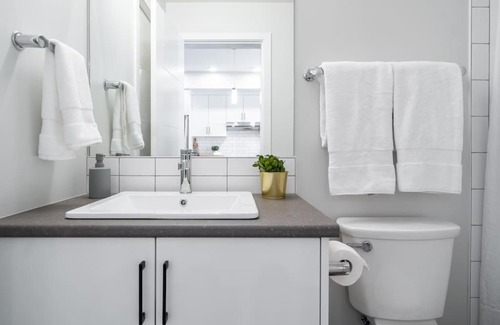 North End Apartamento | Downtown Kelowna Modern Spacious Oasis + Mountain View