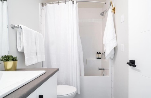 North End Apartamento | Downtown Kelowna Modern Spacious Oasis + Mountain View