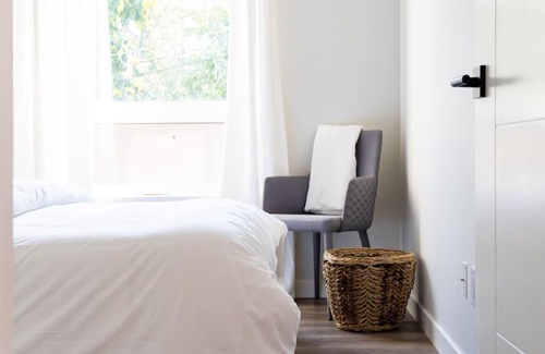 North End Apartamento | Downtown Kelowna Modern Spacious Oasis + Mountain View