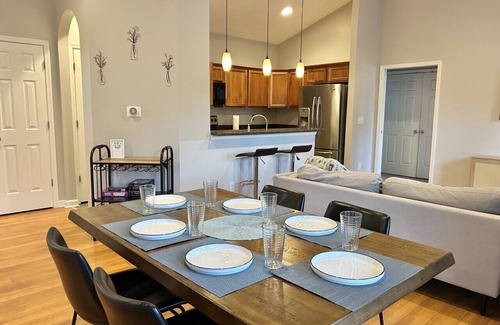 Kennedy King Casa | Downtown~King Bed~Parking~Balcony~Restaurants~Bars