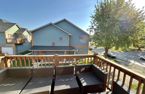 Kennedy King Casa | Downtown~King Bed~Parking~Balcony~Restaurants~Bars