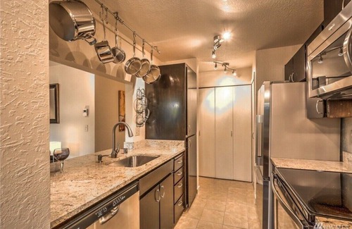 Moss Bay Condominio | Downtown Kirkland Condo! Newly Renovated with Patio