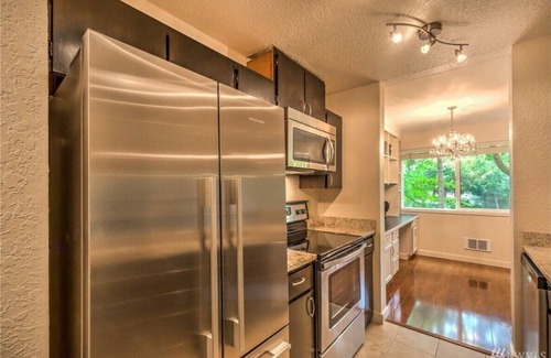 Moss Bay Condominio | Downtown Kirkland Condo! Newly Renovated with Patio