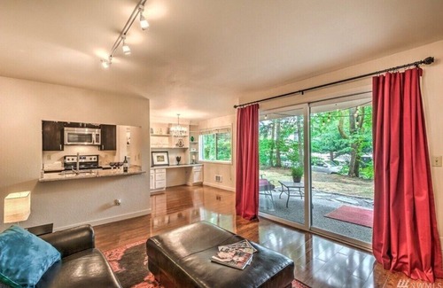 Moss Bay Condominio | Downtown Kirkland Condo! Newly Renovated with Patio