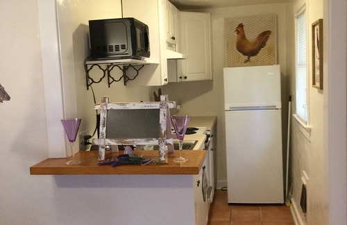 Parrot Cove Cabaña | DOWNTOWN LAVANDA CASA GRANJA COTTAGE PARROT COVE CAMINATA A LA PLAYA BARES COMEDOR