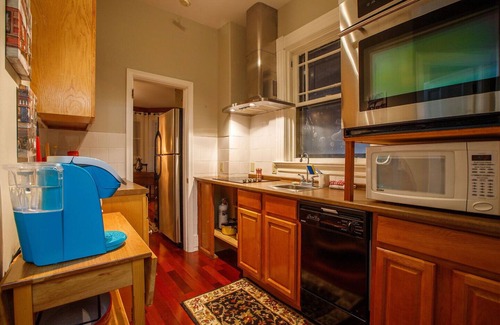 Queens Apartamento | Downtown Liverpool elegant suite, antiques, wood floors, in historic Queen Anne
