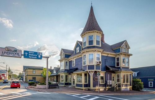 Queens Apartamento | Downtown Liverpool elegant suite, antiques, wood floors, in historic Queen Anne