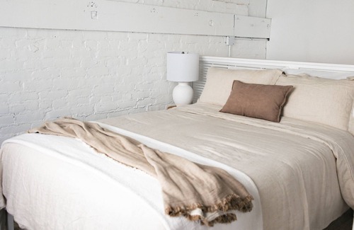 West Fairfax Apartamento | Downtown Loft Apartment within Walking Distance to Everything!