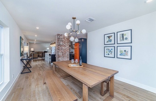 North Central Columbia Apartamento | Downtown Loft w/ Gourmet Kitchen. Walk Everywhere!