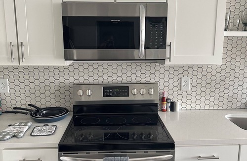 Eastside Condominio | Downtown "Luxurious" Condo Hideaway in located 5 mins from River Street!