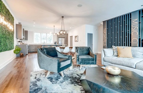 North Nashville Casa | Downtown Luxury - 10 Beds Free Parking