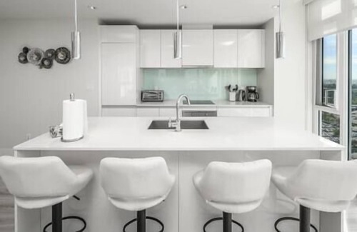 Victoria Park Apartamento | Downtown Luxury condo near Stampede/BMO center/LRT/free parking/gym