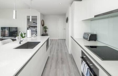 Victoria Park Apartamento | Downtown Luxury condo near Stampede/BMO center/LRT/free parking/gym
