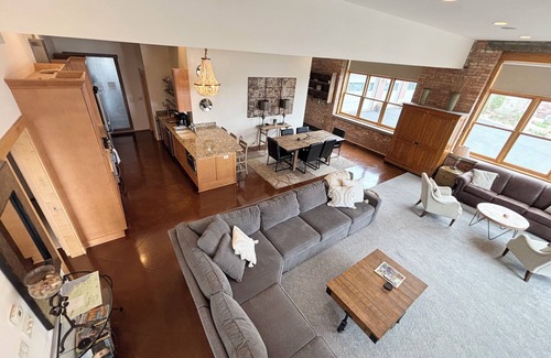Marquette Condominio | Condominio de lujo en el centro con vistas al puerto inferior: 2200 pies cuadrados para 8 personas cómodamente
