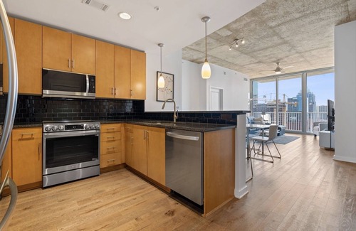 Second Street District Condominio | Downtown Luxury Hi-rise 2 BR / 2Bth, 2 plazas de garaje, gimnasio, piscina climatizada, 70 "HDTV