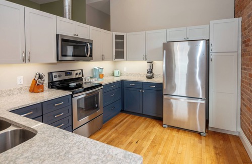 Central Business District Apartamento | Downtown Luxury Loft ,13-Ft Ceilings, Walkable
