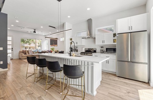 East Cesar Chavez Casa | Downtown Luxury Oasis - Heated Pool - 5 Bedrooms
