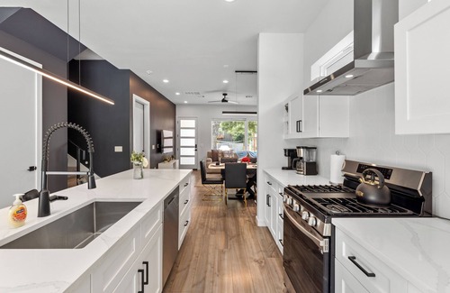 East Cesar Chavez Casa | Downtown Luxury Oasis - Heated Pool - 5 Bedrooms