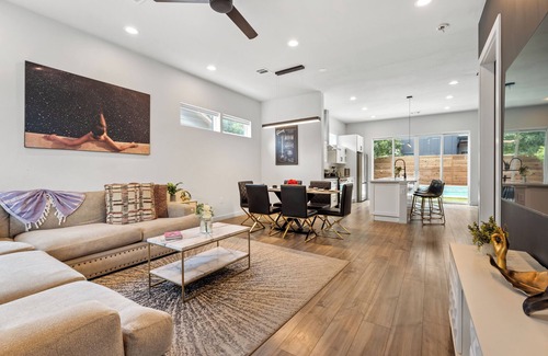 East Cesar Chavez Casa | Downtown Luxury Oasis - Heated Pool - 5 Bedrooms