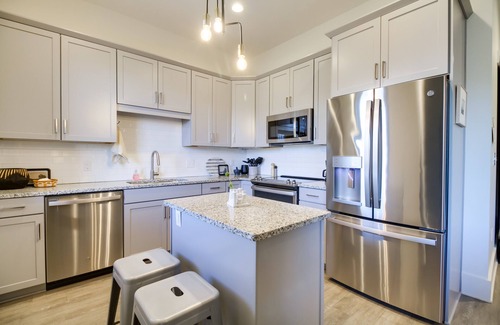 Central Business District Apartamento | Downtown Lynchburg Condo w/ James River Views