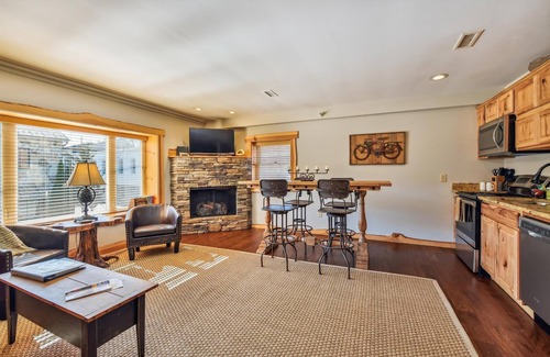 Blowing Rock Cabaña | Downtown Main Street-2BR "Oso"