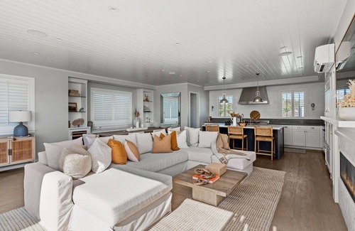 The Strand Casa | Downtown Manhattan Beach 4BR | Sauna & Elevator