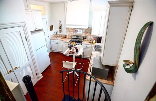 Medical District Casa | Downtown Memphis Queen's Library with balcony Apt 201