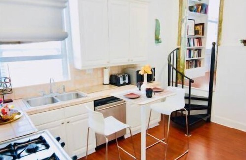 Medical District Casa | Downtown Memphis Queen's Library with balcony Apt 201