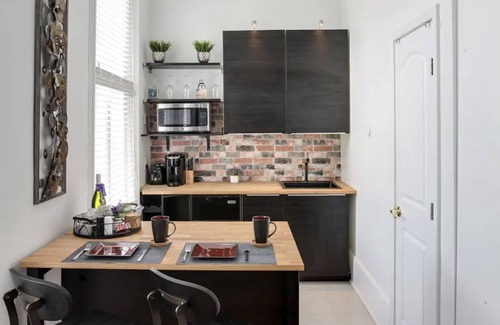 New Pathways Apartamento | Downtown Memphis The Rolling Stones Studio Apt 202