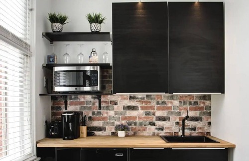 New Pathways Apartamento | Downtown Memphis The Rolling Stones Studio Apt 202