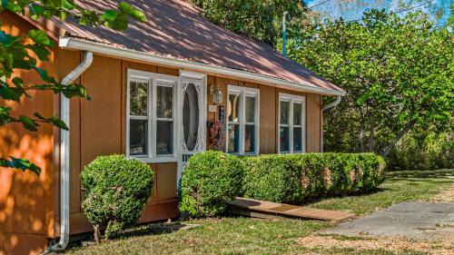 Mentone Casa | Downtown Mentone - Baileys Bungalow