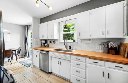 Garden District Casa | Downtown mid-century home with pet friendly, fenced yard. Sleeps 5