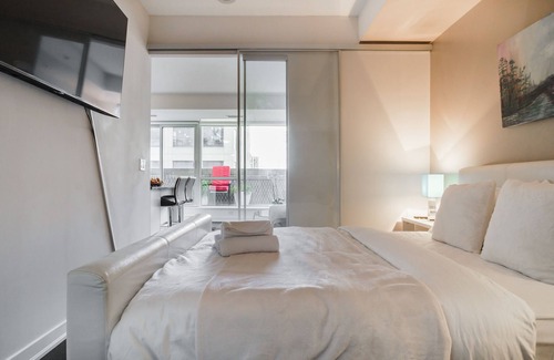 Financial District Condominio | Downtown-Modern-Bright Steps to Shangri-La Hotel