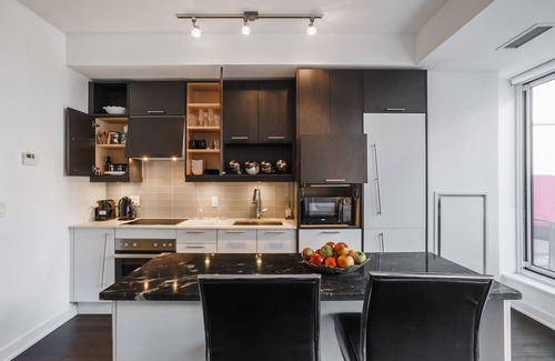 Financial District Condominio | Downtown-Modern-Bright Steps to Shangri-La Hotel
