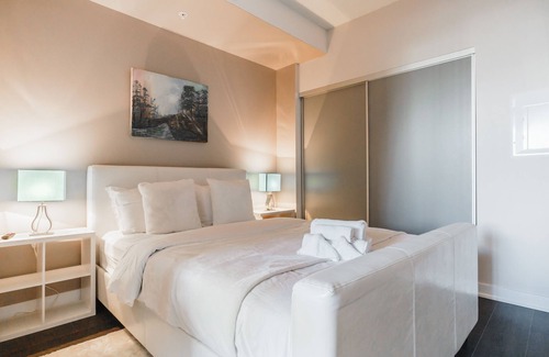 Financial District Condominio | Downtown-Modern-Bright Steps to Shangri-La Hotel