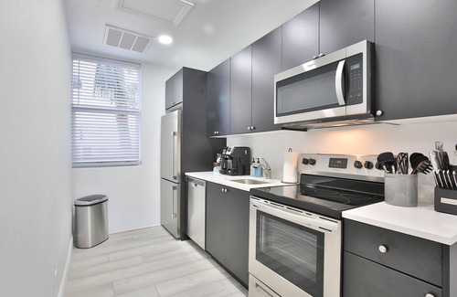 Gillespie Park Casa | Downtown Modern Fresh pet Welcome Workspace
