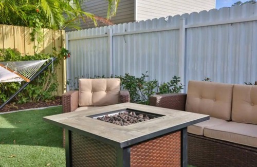 Gillespie Park Casa | Downtown Modern Fresh pet Welcome Workspace
